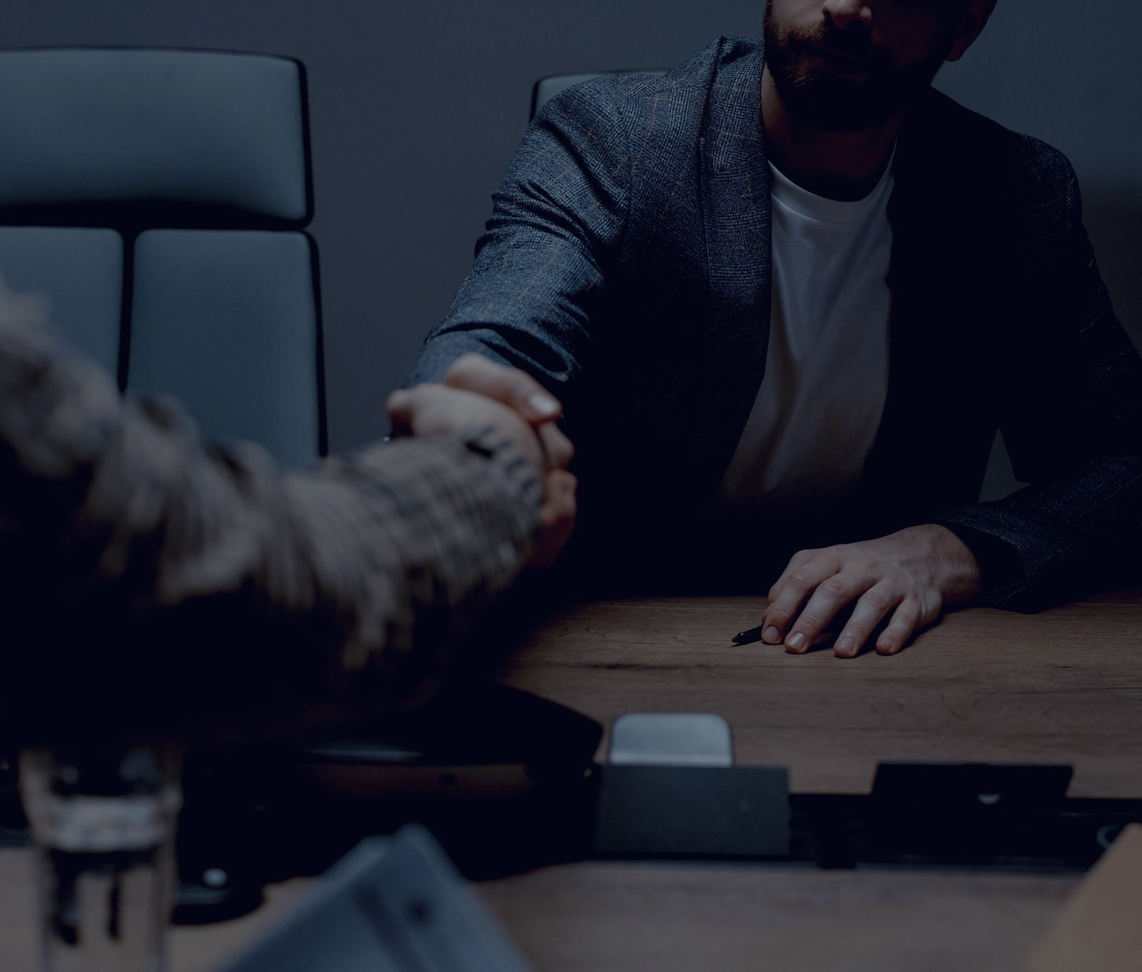 Stretta di mano a un tavolo di lavoro