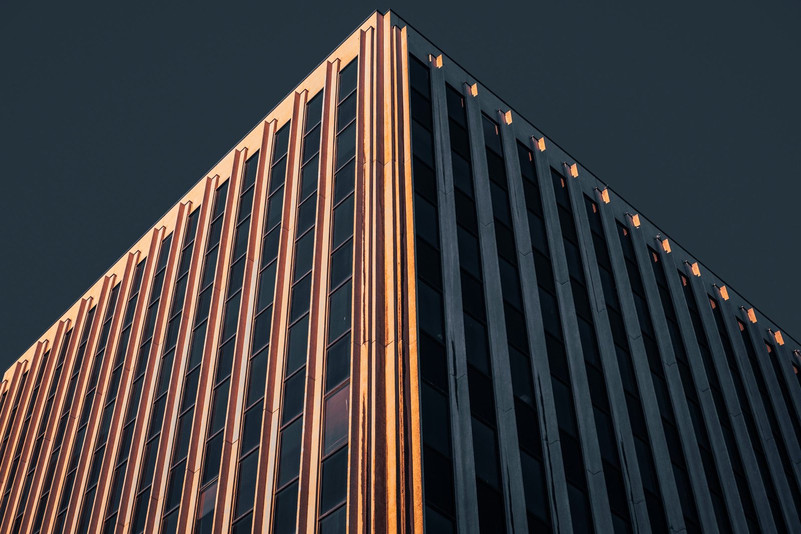 Facciata di un edificio moderno vista dal basso, con lesene color rame